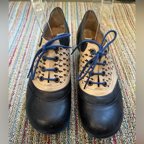 Fluevog NEARLY NEW Hopes Promise navy/cream lace up heels w/ F cutouts - 7.5/8 - Picture 5 of 16